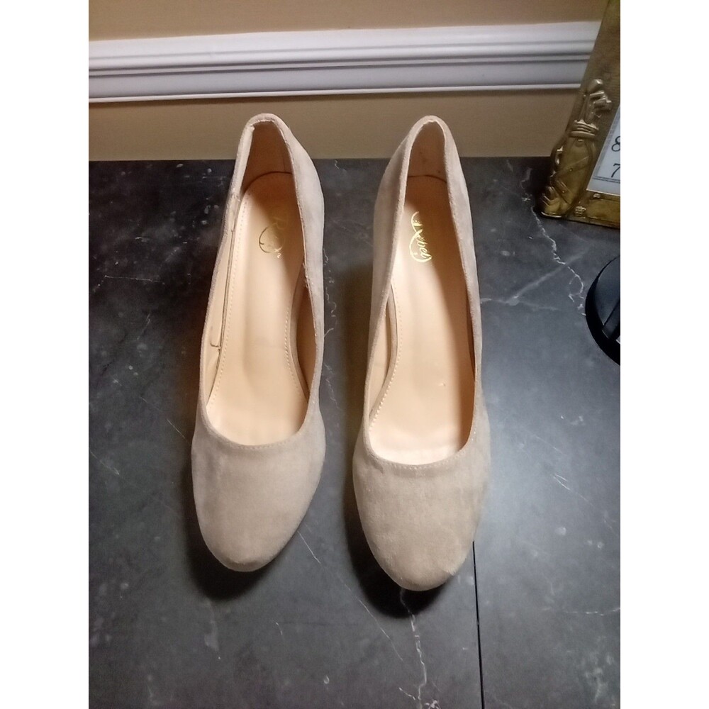 Modern Rebel Beige Suede Pumps With 3.5" Heel  Sophisticated Elegance Size 10.